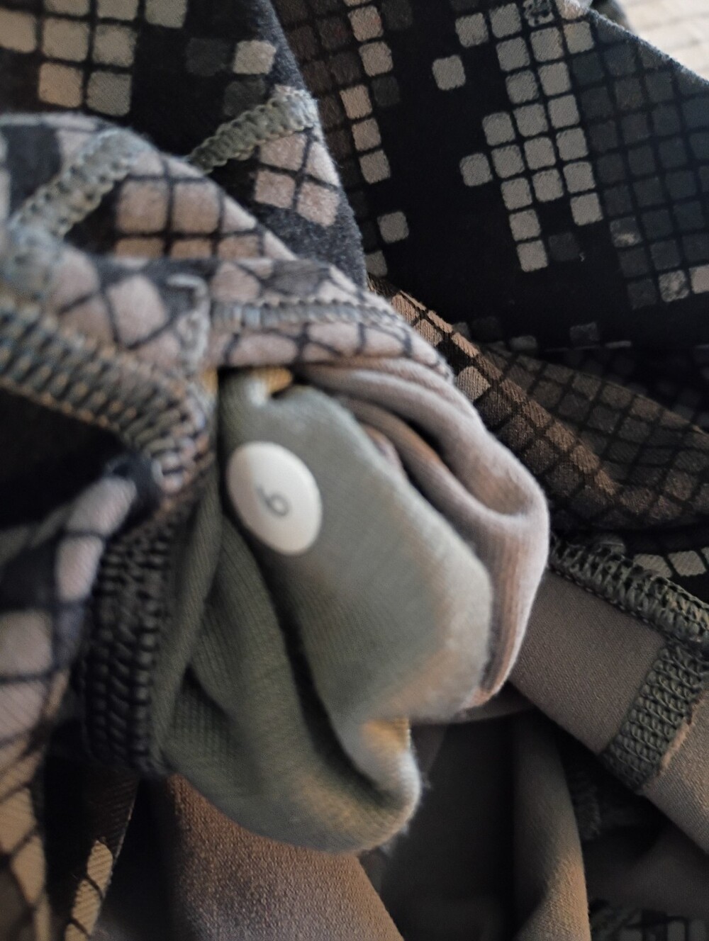 Lululemon - Wunder Under HR Crop 21" Luon - Size 6 - Ziggy Snake Grey - VGUC - Picture 7 of 7